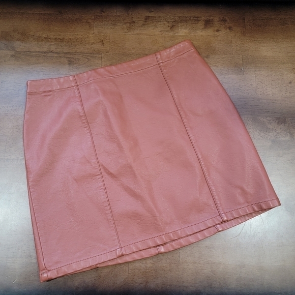Forever 21 Faux Leather Camel Color Mini Skirt Size Medium - Picture 9 of 10